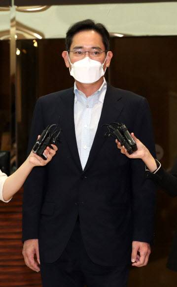 이재용 삼성전자 부회장이 지난 18일 유럽 출장을 마치고 입국한 소감을 묻는 질문에 “아무리 생각해도 기술”이라고 답했다.뉴시스