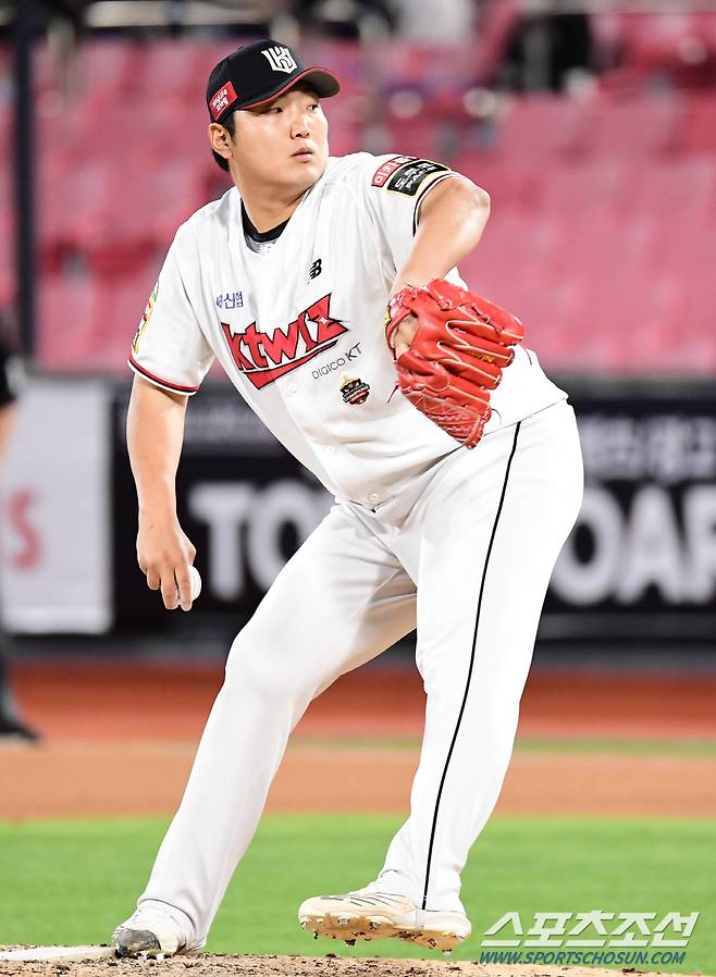 27일 수원 케이티위즈파크에서 KBO리그 KT와 한화의 경기가 열렸다. KT 류희운이 힘차게 투구하고 있다. 수원=송정헌 기자songs@sportschosun.com/2022.05.27/
