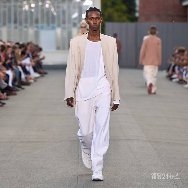 사진 : 제냐, 2023 봄 여름 컬렉션. SS23 패션쇼 <BORN IN OASI ZEGNA> Credits: 아티스틱 디렉터, 알레산드로 사르토리