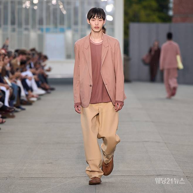 사진 : 제냐, 2023 봄 여름 컬렉션. SS23 패션쇼 <BORN IN OASI ZEGNA> Credits: 아티스틱 디렉터, 알레산드로 사르토리