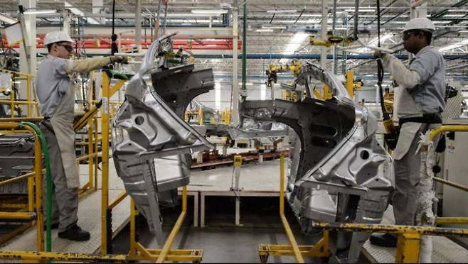 닛산의 브라질 생산공장에서 근로자들이 자동차 부품을 조립하고 있다. /AFPBBNews=뉴스1