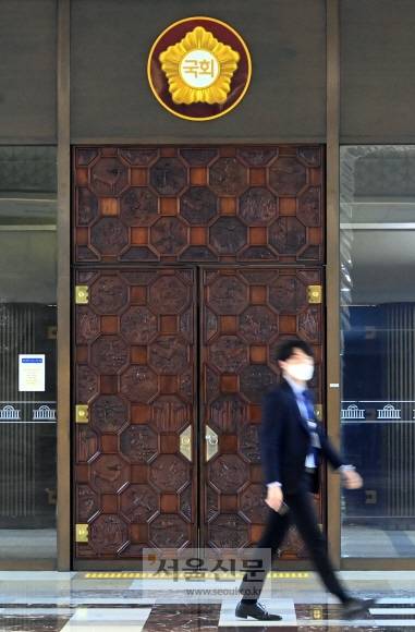 굳게 닫힌 국회 - 20일 오전 굳게 닫혀 있는 국회 본회의장 문 앞을 국회 직원이 걸어가고 있다. 여야가 국회 법제사법위원장 자리를 두고 양보 없는 대치를 이어 가고 있는 가운데 후반기 원 구성 지연으로 국회 공백 상태가 장기화하고 있다.정연호 기자