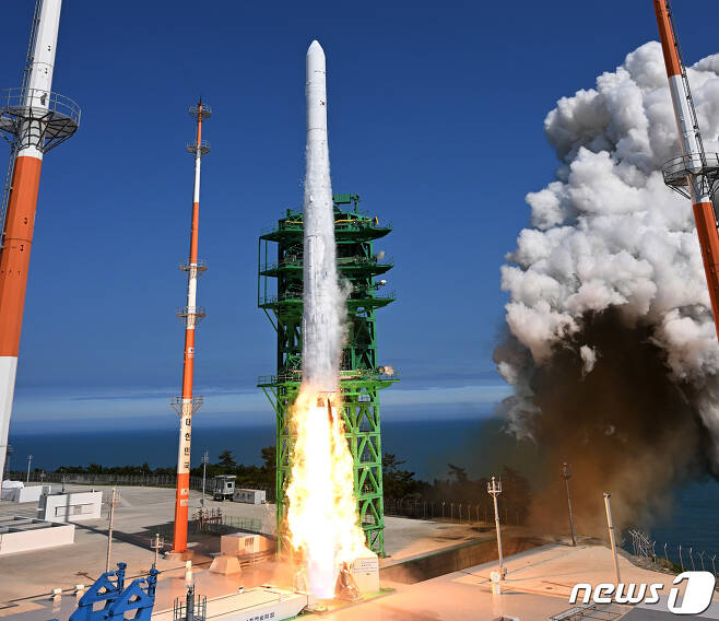 순수 국내기술로 제작된 한국형 최초 우주발사체 '누리호'(KSLV-Ⅱ)'가 전날인 21일 전남 고흥군 나로우주센터에서 발사되고 있다. 2022.6.21/뉴스1 © News1 사진공동취재단