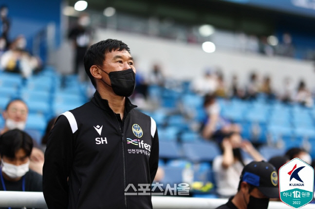 조성환 인천 유나이티드 감독이 22일 강원FC와의 경기를 지켜보고 있다. 한국프로축구연맹