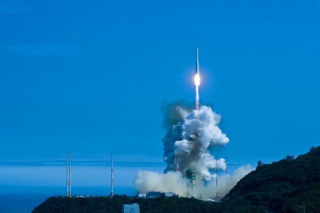 순수 국내 기술로 설계 및 제작된 한국형 발사체 누리호(KSLV-Ⅱ)가 21일 전남 고흥군 나로우주센터 발사대에서 우주로 날아오르고 있다. 과학기술정보통신부는 이날 오후 5시 10분께 발사 성공을 발표했다. 과학기술정보통신부 제공