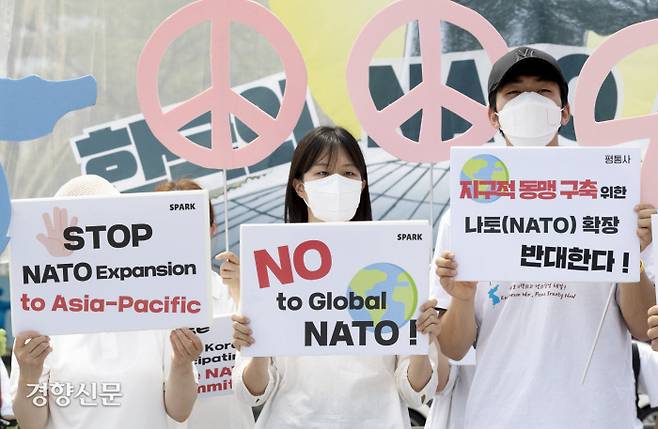 “나토 회의 참여 반대” 시민단체 회원들이 22일 서울 용산 대통령 집무실 앞에서 윤석열 대통령의 나토 정상회의 참여 반대 기자회견을 하고 있다. 문재원 기자