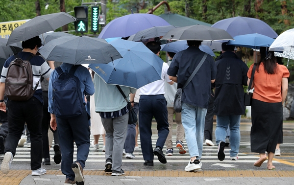 22일은 제주엔 5㎜ 미만, 일부지역엔 최대 40㎜ 비가 올 예정이며 전날 제주 인근까지 북상했던 정체전선(장마전선)이 일본으로 이동할 전망이다. 사진은 지난 15일  서울 중구 순화동 일대에서 우산을 쓴 시민들. /사진=뉴스1