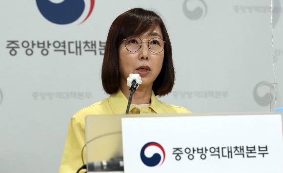 방역당국이 원숭이두창의 감염병 위기경보를 주의단계로 격상했다. 백경란 질병관리청장이 22일 오후 충북 청주시 흥덕구 오송읍 질병관리청에서 원숭이두창 의심 환자 발생 및 양성 확진에 따른 대응 조치를 발표하고 있다./사진=뉴스1