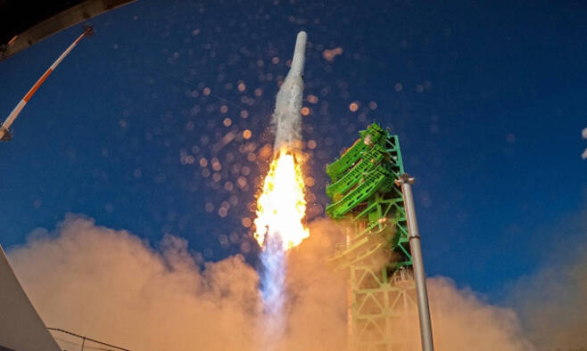 순수 국내기술로 제작된 한국형 최초 우주발사체 누리호'(KSLV-Ⅱ)가 21일 전남 고흥군 나로우주센터에서 발사되고 있다. 누리호는 두번째 도전 끝에 발사에 성공했으며 이로써 우리나라는 세계 7번째로 1500kg급 실용 위성을 지구 저궤도(600~800㎞)에 수송할 수 있는 능력을 확보한 국가가 됐다. 뉴스1