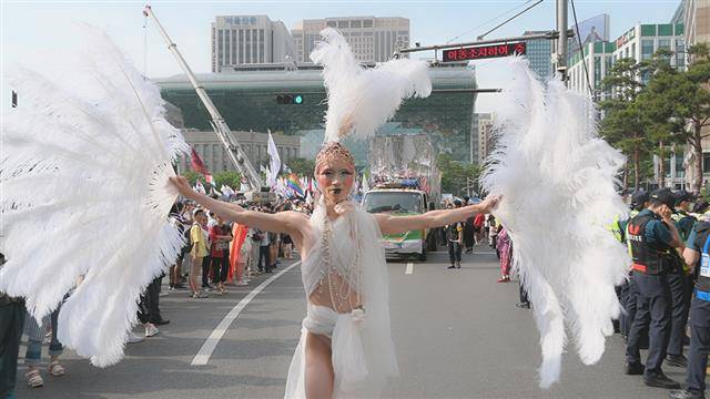 23일 개봉하는 다큐멘터리 영화 ‘모어’는 퀴어 작품이라기보단 변방에서 끊임없이 살아남기 위해 버틴 아티스트 모지민의 성장기에 가깝다. 영화는 단순히 개인의 일상을 좇지 않는다. 중간중간 삽입된 뮤직비디오 형식의 영상(사진)은 화려한 의상, 메이크업, 퍼포먼스를 황홀하게 담아내 아티스트 모어의 진면목을 보여 주며 관객의 눈을 즐겁게 한다. 무대 뒤 화장을 지운 그의 모습은 말갛고 단단하다는 표현이 가장 잘 어울린다. 최근 서울신문과 만난 모지민은 “남에게 보여 주고 싶은 나와 숨고 싶은 내가 공존한다”며 “둘 다 내 모습”이라고 강조했다. 엣나인필름 제공