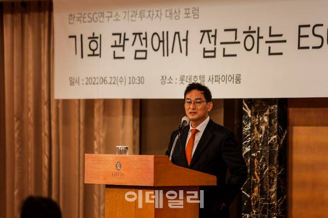 조윤남 한국이에스지연구소 대표가 22일 ESG 투자 포럼에서 인사말을 하고 있다.