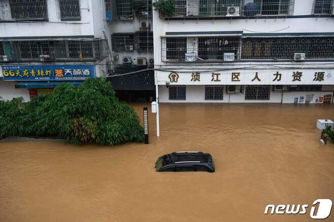 21일(현지시간) 폭우가 내려 홍수가 발생한 중국 광둥성 사오관에서 물에 잠긴 차량가 보인다. © AFP=뉴스1 © News1 우동명 기자
