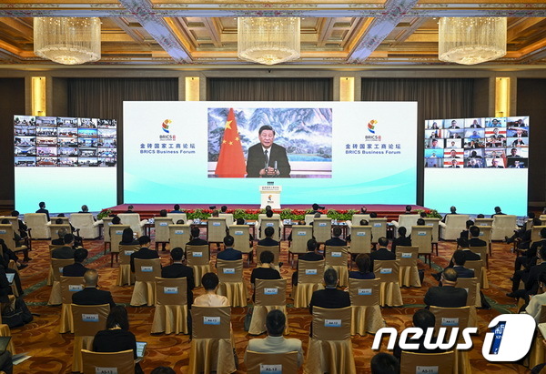 시진핑 중국 국가주석이 22일 열린 브릭스 개막식에서 기조연설을 하고 있다(중국 외교부 홈페이지 갈무리)© 뉴스1