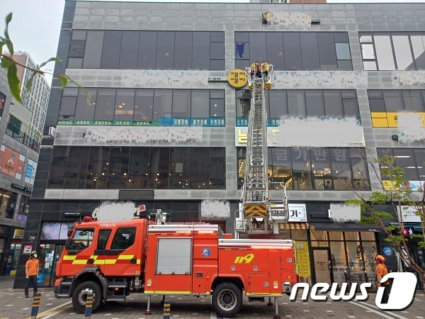 인천소방이 유리창이 파손된 미추홀구 동화동 한 빌딩에서 안전조치를 취하고 있다.© 뉴스1