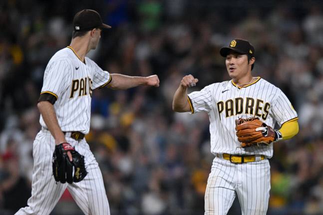 샌디에이고 김하성(오른쪽)이 지난 21일 애리조나와 홈경기에서 승리한 후 동료 투수 타일러 로저스와 주먹을 맞대고 있다. 샌디에이고 | USA투데이 연합뉴스