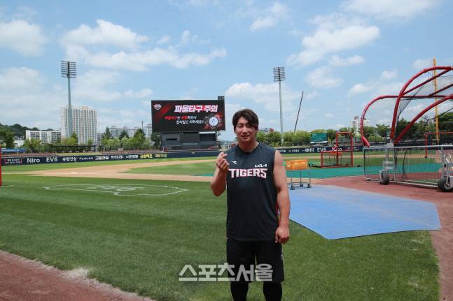 KIA 나성범이 스포츠서울 창간 37주년을 축하하며 손하트를 발사하고 있다. 광주 | 장강훈기자 zzang@sportsseoul.com