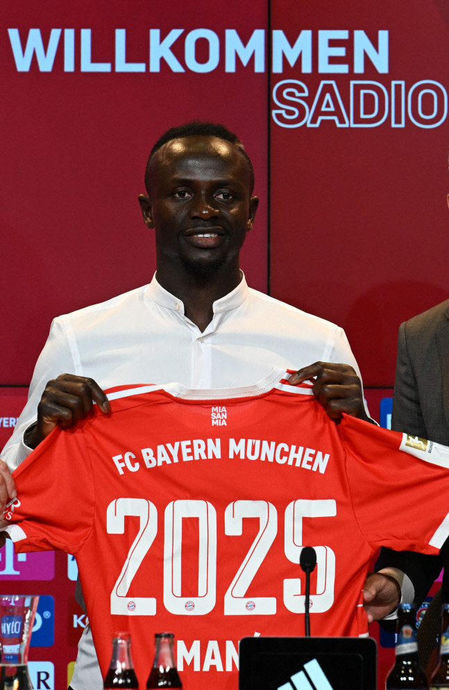사디오 마네가 2025년까지 계약을 알리는 유니폼을 들고 포즈를 취하고 있다. 뮌헨|AFP 연합뉴스