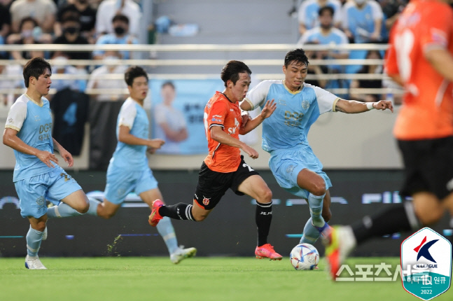 제주 김범수(가운데)가 21일 대구전에서 드리블을 시도하고 있다. 제공 | 한국프로축구연맹
