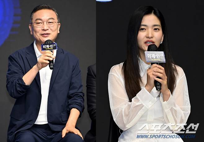 영화 '외계+인' 1부의 제작보고회가 23일 여의도 콘래드서울에서 열렸다. '외계+인' 1부는 고려 말 소문 속의 신검을 차지하려는 도사들과 2022년 인간의 몸 속에 수감된 외계인 죄수를 쫓는 이들 사이에 시간의 문이 열리며 펼쳐지는 이야기를 그린 영화다. 인사말을 하는 김의성의 모습. 허상욱 기자wook@sportschosun.com