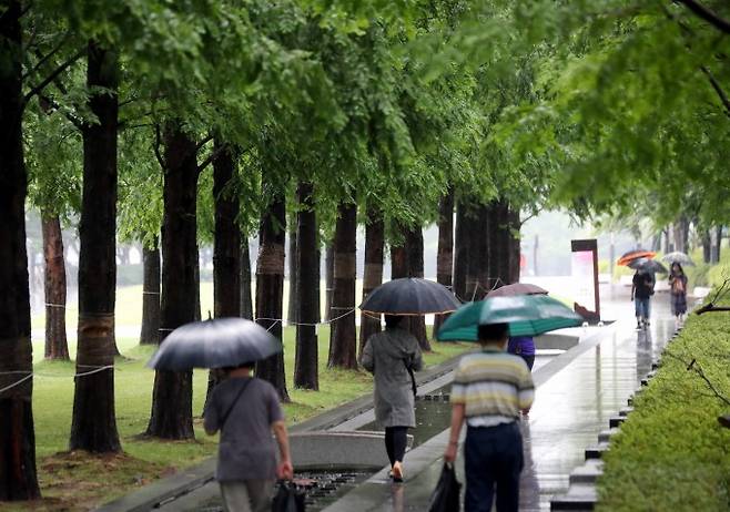 부산 부산진구 송상현광장에서 우산을 쓴 시민들이 걸어가고 있다. 연합뉴스 제공