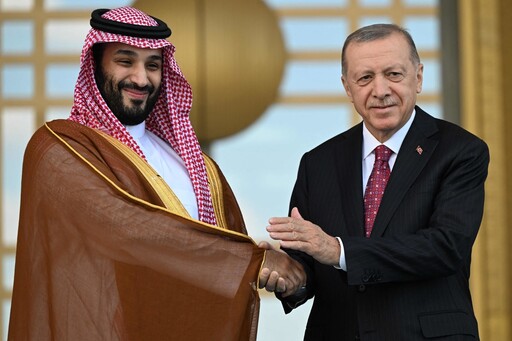 레시프 타이이프 에르도안 터키 대통령과 무함마드 빈 살만 사우디 왕세자가 22일 터키 앙카라에서 만나고 있다. 앙카로/AFP 연합뉴스