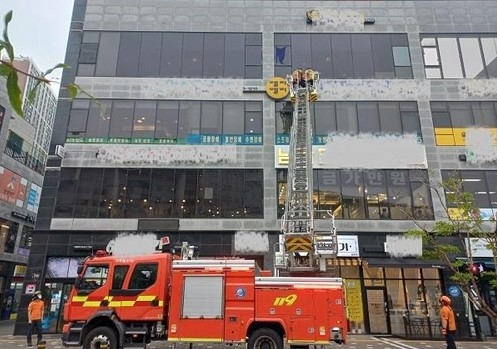 23일 강풍으로 인천 미추홀구의 건물 유리창이 파손돼 소방관들이 안전조치를 하고 있다.|연합뉴스 제공