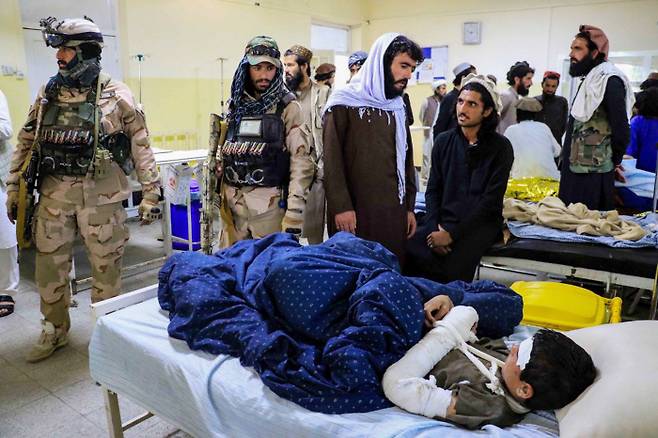 빈곤·기아에다 이젠 지진까지… 강진이 발생한 아프가니스탄 남동부 파크티카주의 한 병원에 22일(현지시간) 부상자가 누워 있다. 파크티카 | EPA연합뉴스