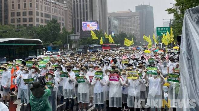 보건의료노조가 23일 서울 광화문에서 총력투쟁 결의대회를 열었다.   사진=김은빈 기자