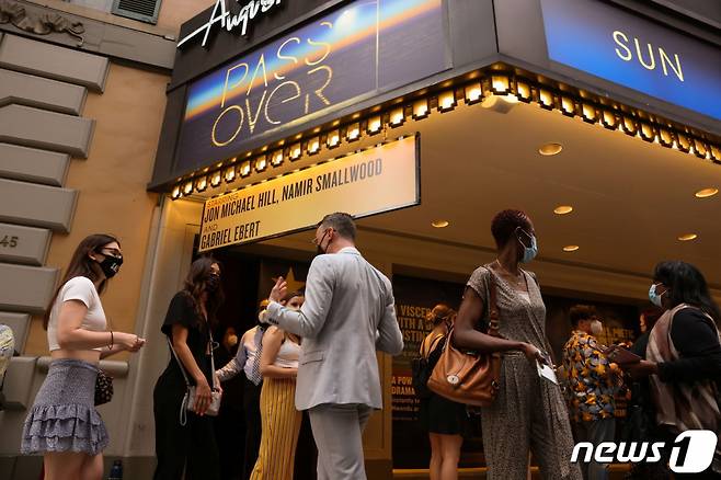 (뉴욕 로이터=뉴스1) 미 뉴욕 어거스트 윌슨 극장에서 열린 뮤지컬 '패스 오버' 시사회에 참석하기 위해 관객들이 줄을 서 있다. 브로드웨이는 코로나19로 인해 지난 17개월간 폐쇄됐다. 2021.8.5 (C) 로이터=뉴스1