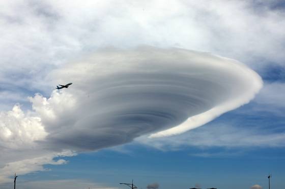 23일 오후 제주시 이호해수욕장 하늘에 바람이 강한 날씨에 형성되는 '렌즈구름'이 떠올라 눈길을 끌고 있다. 렌즈구름은 덥고 습한 공기가 한라산을 넘어가면서 만들어진다. /사진=뉴스1