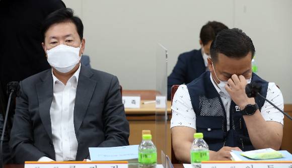 이동호 근로자 위원(한국노총 사무총장)이 23일 오후 세종시 정부세종청사 열린 최저임금위원회 6차 전원회의에서 얼굴을 만지고 있다. 왼쪽은 류기정 사용자 위원. / 사진=뉴시스 강종민 기자