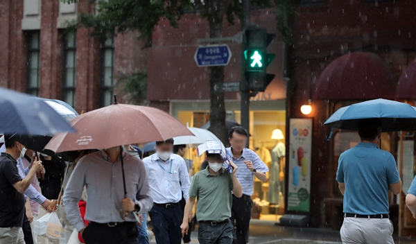 금요일에는 전국에 전날부터 내리던 장마가 이어지겠다. 예상되는 누적 강수량은 최대 150㎜로 시간당 최대 50㎜의 비가 쏟아질 전망이다. 사진은 23일  서울 종로구에서 우산을 쓰고 있는 시민들. /사진=뉴스1