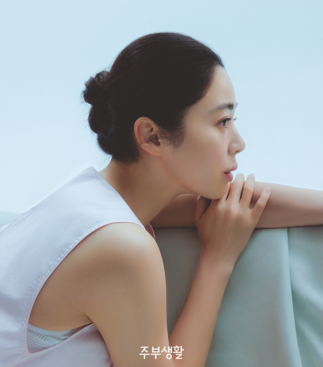 Actor Seo Young-hees picture has been released.Seo Young-hee recently covered the cover of the July issue of monthly women magazine housewife life.Seo Young-hee, who is about to release the movie Wrong House in July, created a natural, comfortable and elegant atmosphere through this picture.In the public picture, Seo Young-hee completely digested the pleat skirt & vest of the Glen check pattern with the feminine beauty and the black oversized jacket of the chic and cool charm contrasted with it.In an interview, Seo Young-hee said, I can not easily show me, but I could feel the goodness in one part of my mind while acting as a very honest character in my feelings. He said, I want to overcome peoples thought of me and horror or thriller genre images, but I do not intend to avoid certain genres. ...I will always challenge the desire to do better than before. 