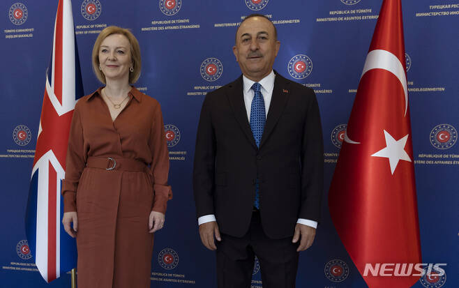 [앙카라=AP/뉴시스]리즈 트러스 영국 외무장관(왼쪽)과 메블뤼트 차우쇼을루 터키 외무장관. 2022.6.23.