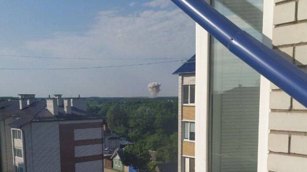러시아 현지시간으로 6월 13일 국경지역 브랸스크주 클린치에서 미사일 폭격으로 인해 연기가 치솟고 있다