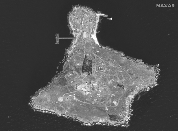 우크라이나군 공습 후인 21일(현지시간) 미국 상업위성업체 맥사 테크놀로지 위성에 포착된 뱀섬 모습./AP 연합뉴스