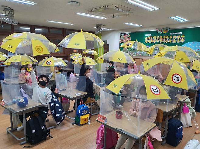 초등학교에서 안전우산으로 등하굣길 교통안전교육을 하고 있다. 경기도 제공