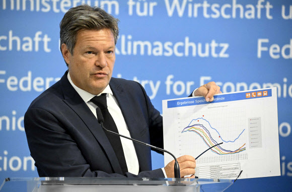 로베르트 하베크 독일 부총리 겸 경제·기후보호부 장관이 베를린에서 열린 에너지 공급 안보 관련 기자회견에서 가스 저장량 예측 그래프를 보여주고 있다. 2022.6.23 AFP 연합뉴스