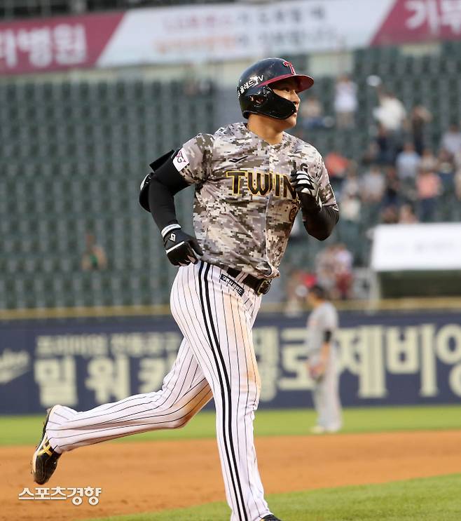 LG 오지환이 22일 잠실 한화전에서 3회말 2점 홈런을 친 뒤 3루를 돌고 있다. 정지윤 선임기자