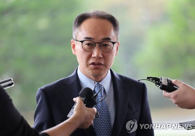 질문에 답하는 이원석 대검 차장 (서울=연합뉴스) 김주성 기자 = 이원석 대검 차장(검찰총장 직무대리)이 23일 오전 서울 서초구 대검찰청으로 출근하며 취재진의 질문에 답하고 있다. 2022.6.23 utzza@yna.co.kr