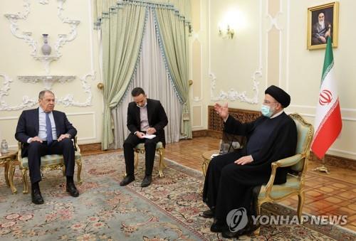 이란 대통령과 회담하는 러시아 외무장관 (테헤란 AFP=연합뉴스) 세르게이 라브로프(왼쪽) 러시아 외무장관이 22일(현지시간) 이란 테헤란에서 세예드 에브라힘 라이시 이란 대통령과 회담하고 있다. 2022.6.23 photo@yna.co.kr