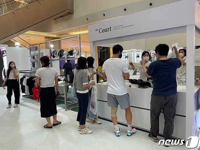 팝업 스토어가 오픈하자마자 라켓을 구매하기 위한 고객들이 계산대에 줄을 섰다. © 뉴스1 신민경 기자