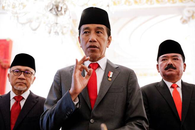 조코 위도도(가운데) 인도네시아 대통령이 15일 인도네시아 자카르타의 대통령궁에서 기자회견을 하고 있다. /로이터