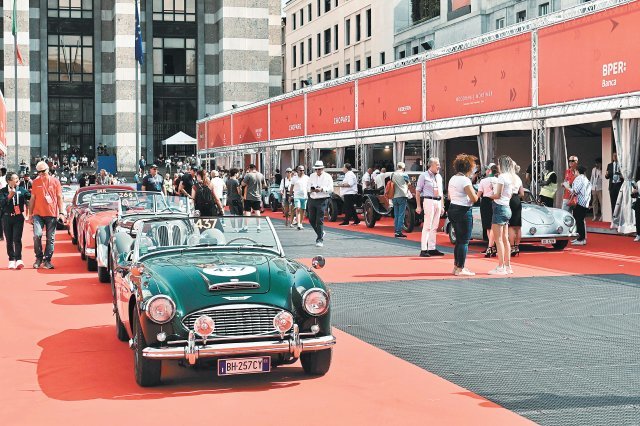 밀레 밀리아에 참여하기 위해 참가자들과 자동차들이 모여있다.