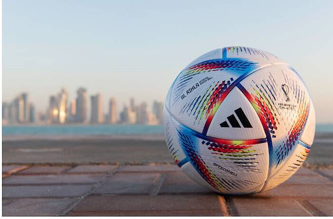 2022 카타르월드컵 공인구 ‘알 릴라’. 아랍어로 ‘여행’이란 뜻이다. 국제축구연맹 제공