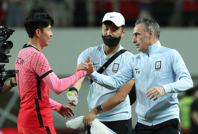 한국 남자축구 대표팀의 손흥민(왼쪽)과 파울루 벤투(오른쪽) 감독이 지난 14일 이집트와 경기 후 승리의 기쁨을 나누고 있다. 연합뉴스