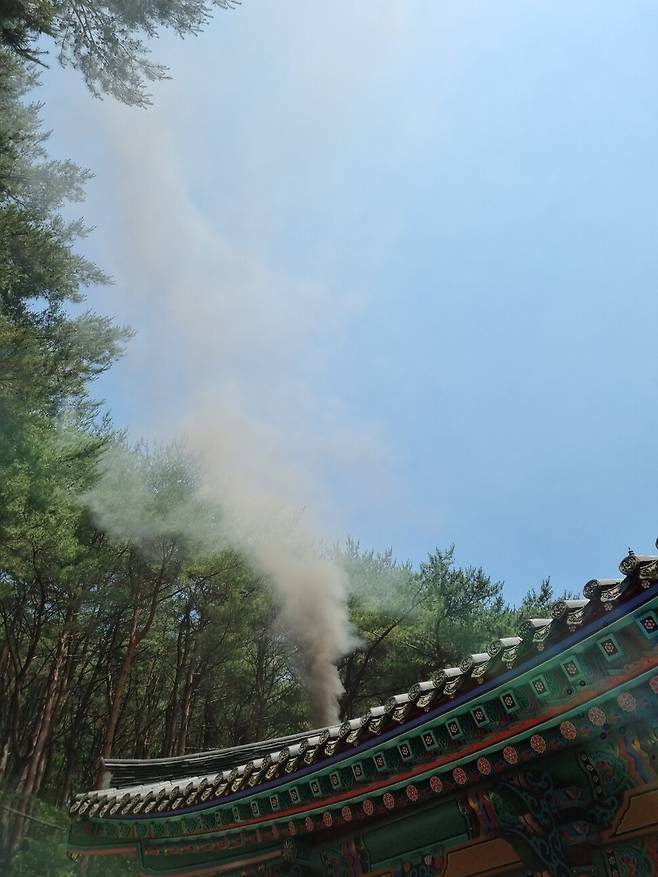 경남 양산 통도사에서 연관 스님 법구를 태우고 있는 다비장. 사진 맑은소리 맑은나라 김윤희 제공