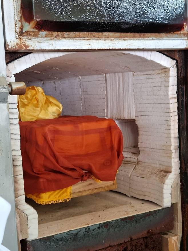 다비장으로 들어가는 연관스님의 관. 사진 맑은소리 맑은나라 김윤희 제공