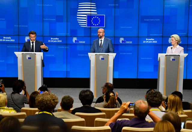 에마뉘엘 마크롱(왼쪽부터) 프랑스 대통령이 샤를 미셸 EU 정상회의 상임의장, 우르줄라 폰데어라이엔 유럽연합(EU) 집행위원장과 함께 23일(현지시간) 벨기에 브뤼셀에서 열린 EU 정상회의에서 기자회견하고 있다. 브뤼셀=AP 뉴시스