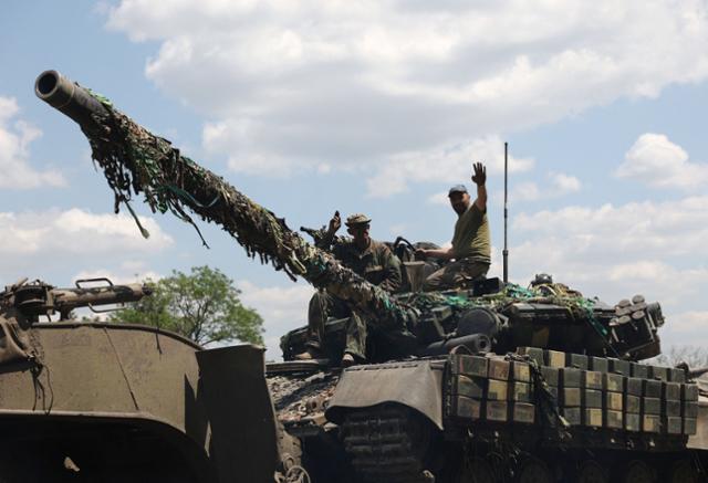 21일 우크라이나 동부 돈바스 지역에서 우크라이나군이 탱크를 타고 이동하고 있다. AFP 연합뉴스